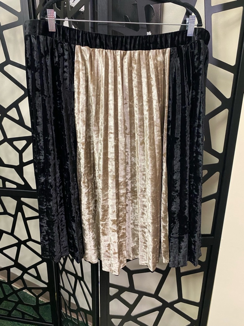 Eloquii Two-Tone Velvet Pleated Midi Skirt in Black and Champagne